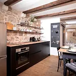 Heritage Stone House Retreat -Free Parking